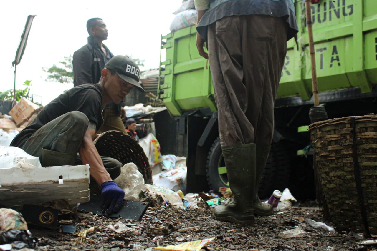 Pengangkutan sampah tengah dilakukan di TPS panyileukan Kota Bandung (Dok. Pandu Muslim/Jabar Ekspres)