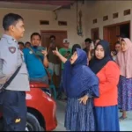 Poniah Siti Rohmah menumpahkan kekecewaannya terhadap seorang polisi atas tewasnya sang suami yang dibunuh menantunya sendiri, di Kota Banjar Jawa Barat, Minggu 24 September 2023.