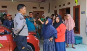 Poniah Siti Rohmah menumpahkan kekecewaannya terhadap seorang polisi atas tewasnya sang suami yang dibunuh menantunya sendiri, di Kota Banjar Jawa Barat, Minggu 24 September 2023.