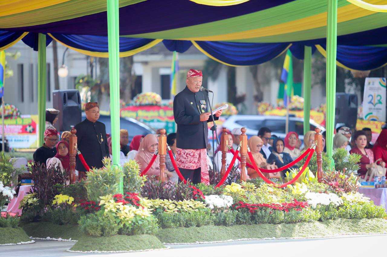 Penjabat (Pj) Wali Kota Bandung, Bambang Tirtoyuliono saat memberi sambutan pada Hari Jadi Kota Bandung (HJKB) ke-213, di Balaikota Bandung, Kota Bandung. (Diskominfo Bandung)