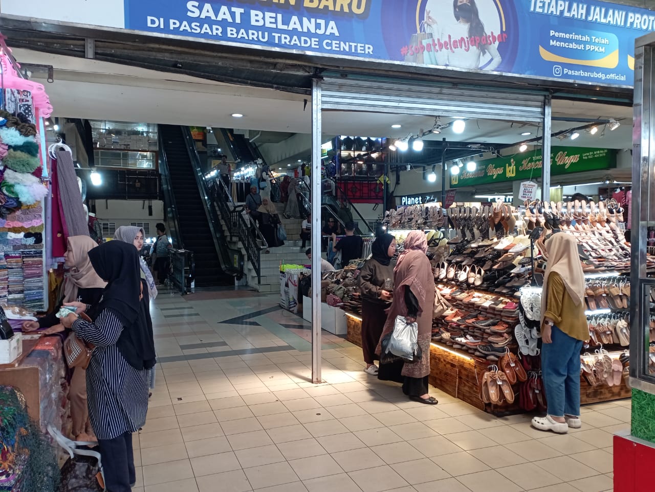 Dok. Suasana Pasar Baru ditengah gempuran E-commerce. Senin (25/9). Foto. Sandi Nugraha.