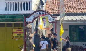 Koordinator Divisi Hukum, Pencegahan, Partisipasi Masyarakat dan Hubungan Masyarakat Bawaslu Kota Cirebon Nurul Fajri memantau jalannya penertiban. (JE / Ayu )