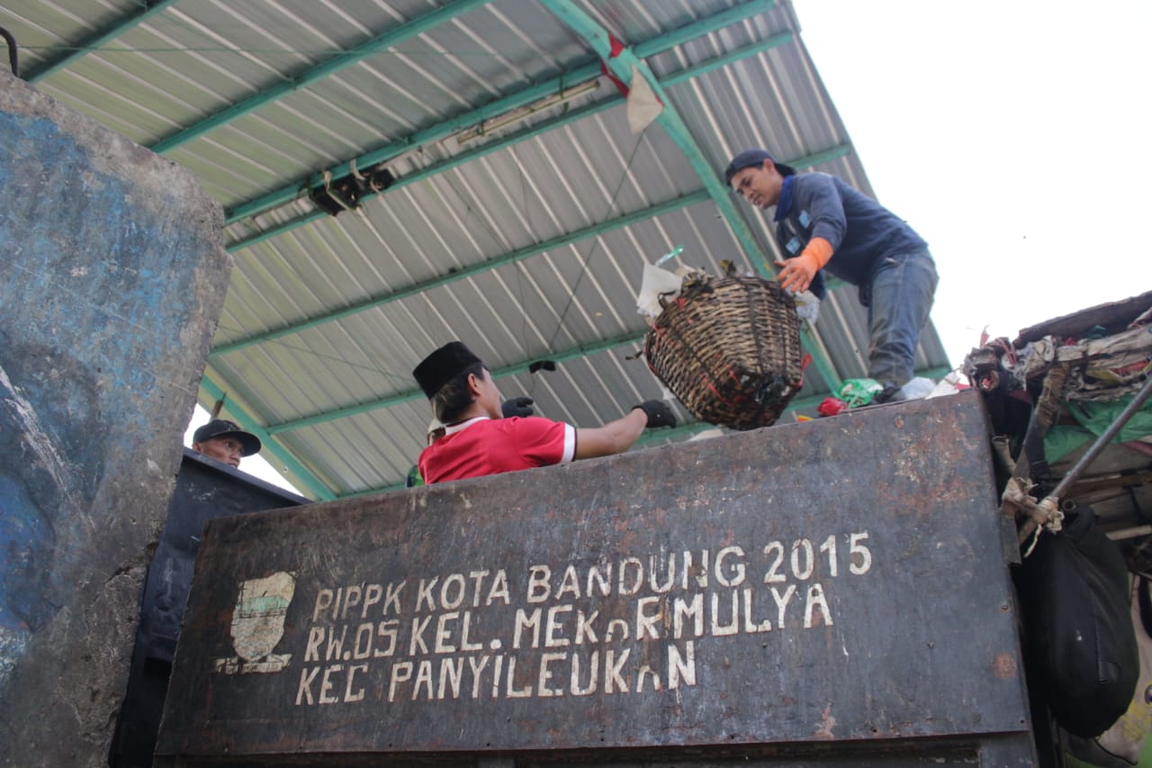 Hingga kini, sampah masih dipilah di TPS Kota Bandung.