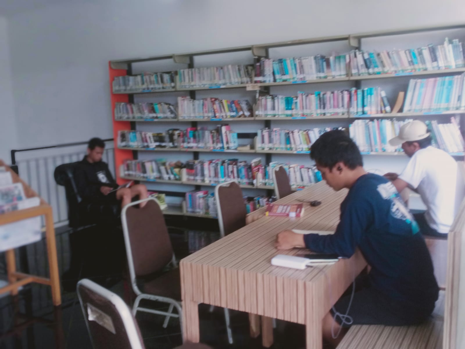 Pemandangan masyarakat yang berkunjung ke Perpustakaan Kota Cimahi.