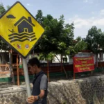 Tanda peringatan banjir yang terpasang di Kabupaten Bandung.
