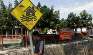 Tanda peringatan banjir yang terpasang di Kabupaten Bandung.