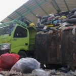 Penampakan sampah yang menumpuk di salah satu TPS di Kota Bandung.