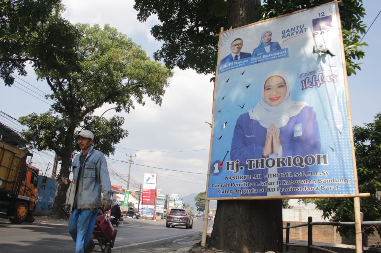 Spanduk Partai Masih Banyak Terpasang di Cileunyi hingga Cicalengka Bandung