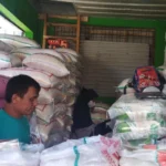 Para pedagang beras di Pasar Gedebage keluhkan kenaikan harga beras