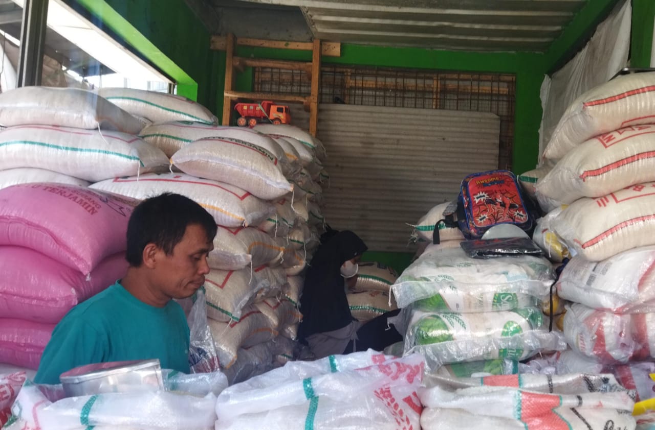 Para pedagang beras di Pasar Gedebage keluhkan kenaikan harga beras