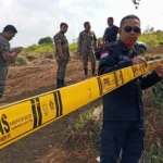 Petugas Satpol-PP Kabupaten Bogor saat memasang garis PPNS di Proyek Nimo Land.