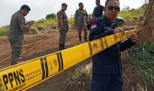 Petugas Satpol-PP Kabupaten Bogor saat memasang garis PPNS di Proyek Nimo Land.