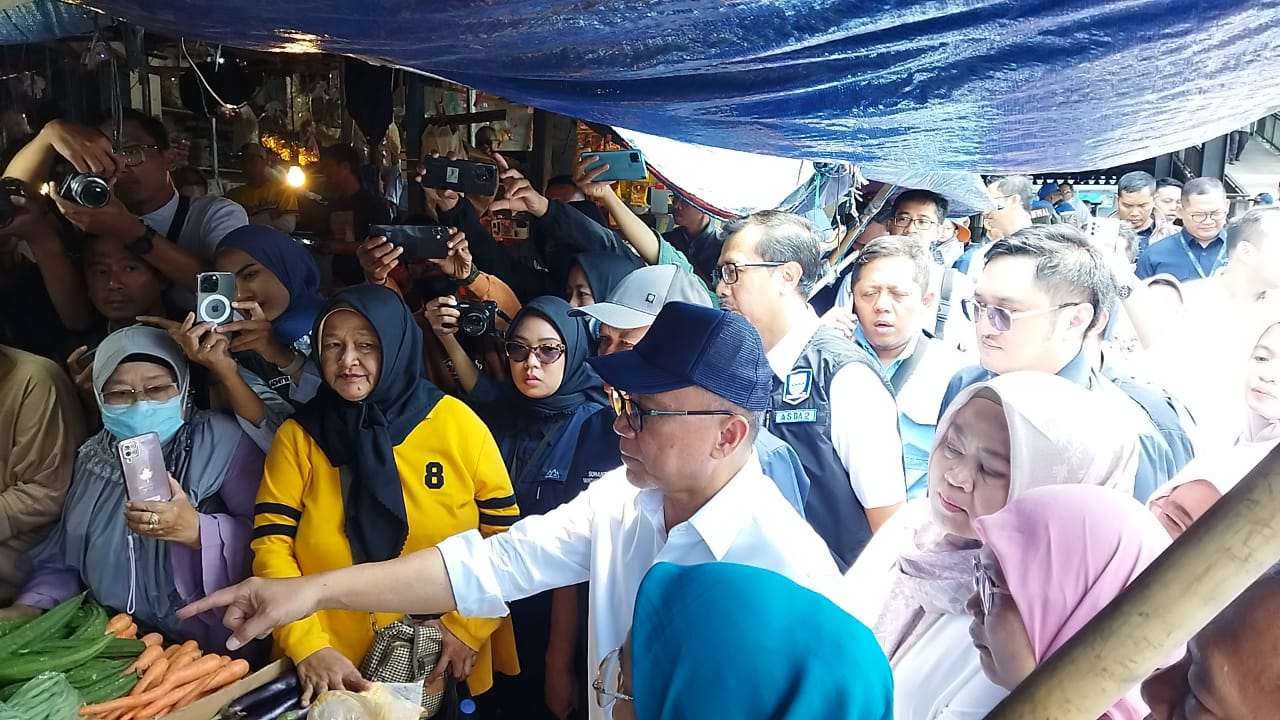 Menteri Perdagangan (Mendag), Zulkifli Hasan saat meninjau Pasar Sederhana di Kota Bandung, Rabu 27 September 2023.