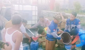 Polsek Banjarsari Polres Ciamis Distribusikan Bantuan Air Bersih ke Warga Desa Banjaranyar