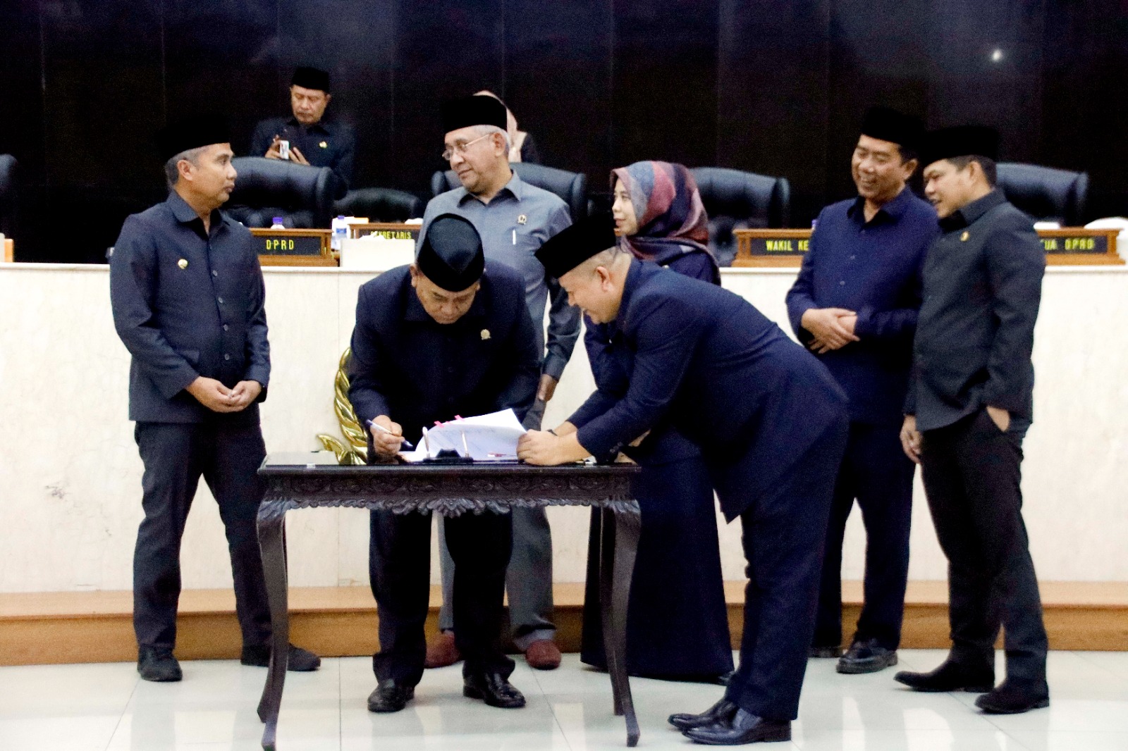 SAH : Penandatanganan persetujuan Perubahan APBD 2023 antara eksekutif dan DPRD Jabar. (Istimewa)