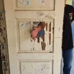 Kondisi salah satu pintu kelas di SDN 3 Rejasari Kota Banjar, yang rusak sehingga tangan orang dewasa pun dengan mudah bisa masuk ke bagian pintu yang bolong tersebut.