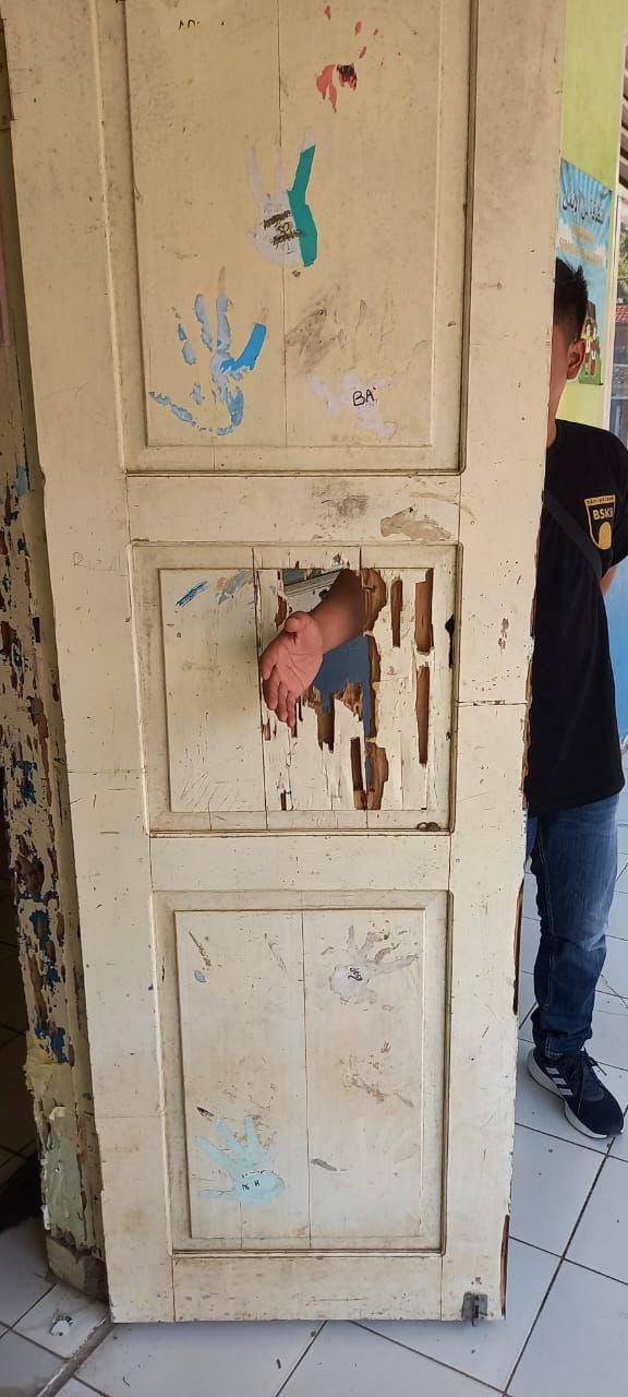 Kondisi salah satu pintu kelas di SDN 3 Rejasari Kota Banjar, yang rusak sehingga tangan orang dewasa pun dengan mudah bisa masuk ke bagian pintu yang bolong tersebut.