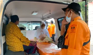BPBD Kota Cirebon Evakuasi Lansia Dampak Asap Tebal TPA Kopi Luhur Cirebon