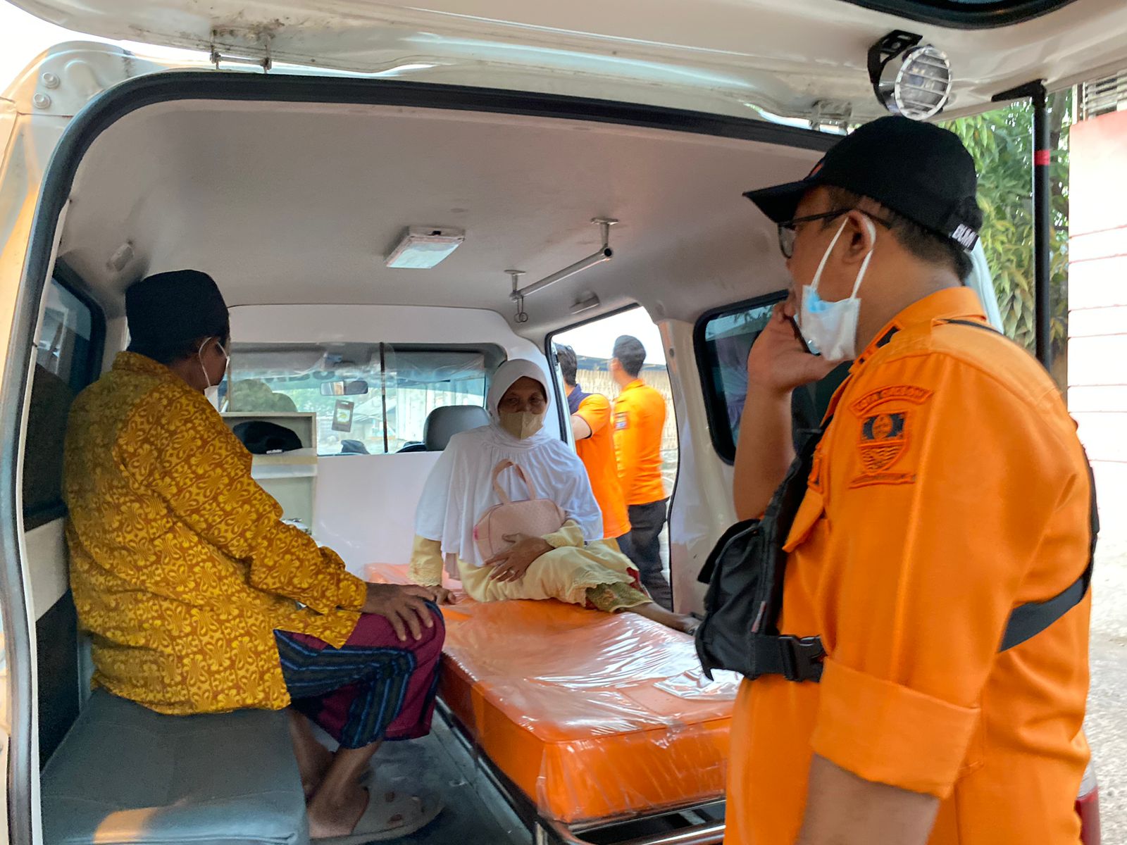 BPBD Kota Cirebon Evakuasi Lansia Dampak Asap Tebal TPA Kopi Luhur Cirebon