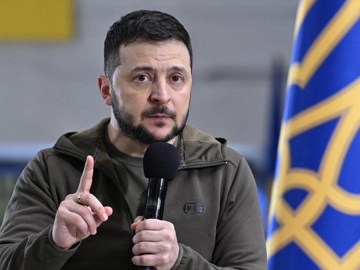 Presiden Ukraina, Volodymyr Zelensky, menghadapi cobaan berat akibat skandal korupsi yang melibatkan sejumlah pejabat militer dalam menerima suap dari warga sipil Ukraina yang enggan terlibat dalam perang.