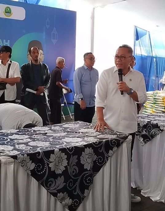 Menteri Perdagangan Zulkifli Hasan (Zulhas) saat meninjau pasar murah di area komplek Bandung Convention Center (BCC), Jalan Soekarno-Hatta, Bojongloa Kidul, Bandung, Rabu (27/9/2023) siang.