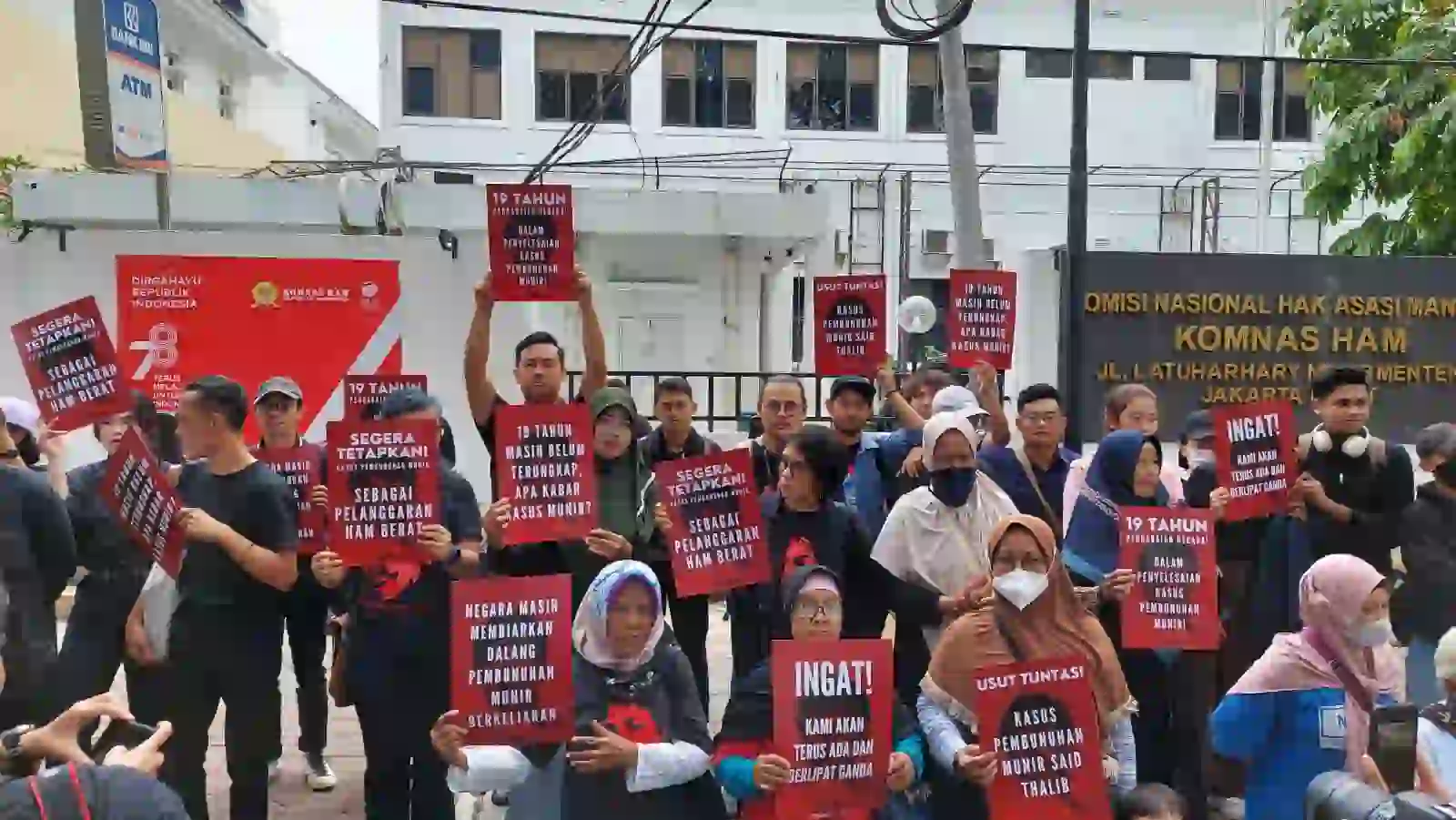 Puluhan Orang di Jakarta Gelar Aksi Solidaritas untuk Mendesak Pemerintah Lakukan Penyelesaian dan Penjelasan Kasus Munir