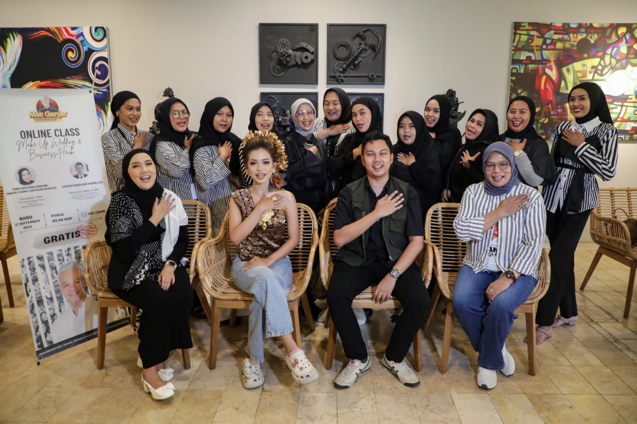 Sukarelawan Mak Ganjar membuka kelas online pelatihan tata rias dan strategi bisnis jasa bagi para perempuan dari berbagai daerah di Indonesia, Rabu (27/9).