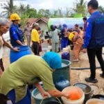 BPDB Kabupaten Sumedang dan PDAM Kabupaten Sumedang saat menyalurkan bantuan air bersih ke Desa Cipeundeuy, Kecamatan Jatinunggal.