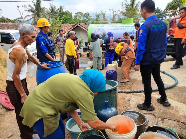 BPDB Kabupaten Sumedang dan PDAM Kabupaten Sumedang saat menyalurkan bantuan air bersih ke Desa Cipeundeuy, Kecamatan Jatinunggal.