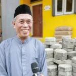 Petebu Dukung Ganjar Pranowo melakukan pavingisasi di kompleks Masjid dan Ponpes Riyadus Shorfiyah, Kampung Awiluar, Kelurahan Singkup, Kecamatan Purbaratu, Kota Tasikmalaya, Jabar, Sabtu (23/9/2023).