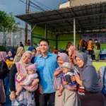 Caleg DPR RI dari Partai Amanat Nasional (PAN) Rasyid Rajasa tampak akrab dengan warga Kota Bandung dan foto bersama di kawasan Chiampelas, Selasa 26 September 2023.