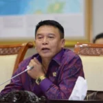 Anggota Komisi I DPR Mayjen TNI (Purn) TB Hasanuddin menolak opsi perpanjangan masa jabatan Panglima TNI .
