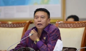 Anggota Komisi I DPR Mayjen TNI (Purn) TB Hasanuddin menolak opsi perpanjangan masa jabatan Panglima TNI .