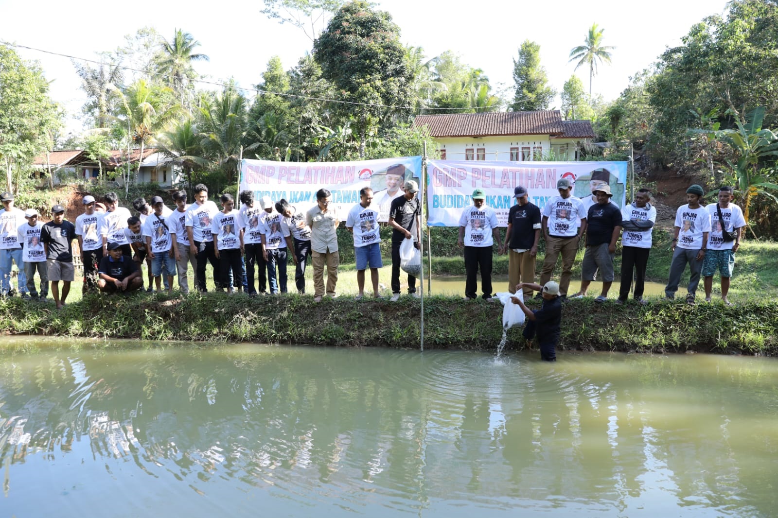 Sukarelawan Ganjar Pranowo yang tergabung dalam GMP melakukan sosialisasi dengan mendatangi warga di Kampung Wangunwati, Desa Sukawangun, Kecamatan Karangnunggal, Kabupaten Tasikmalaya, Jawa Barat.