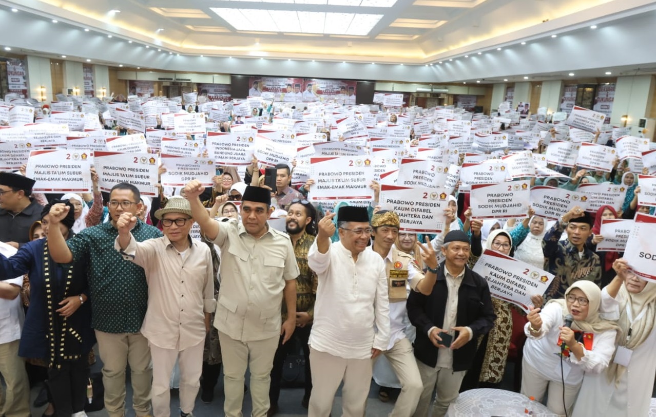 Rubuan emak-eman dari 541 majelis taklim se-Kota Bandung dan Cimahi mendeklarasikan Prabowo Subianto sebagai calon presiden 2024 di Graha Pos Indonesia, Jalan Banda, Kota Bandung, Kamis 14 September 2023.