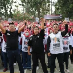 Para buruh yang ada di PT C-Site Texpia, Subang, Jawa Barat, menyampaikan ikrar dukungan kepada Ganjar Pranowo dalam acara ‘Dari Pabrik Buruh Menyapa Ganjar Pranowo Presiden Pilihan Buruh Indonesia.