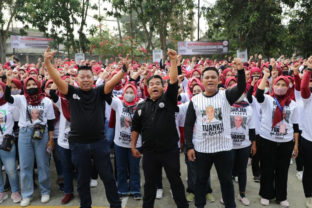 Para buruh yang ada di PT C-Site Texpia, Subang, Jawa Barat, menyampaikan ikrar dukungan kepada Ganjar Pranowo dalam acara ‘Dari Pabrik Buruh Menyapa Ganjar Pranowo Presiden Pilihan Buruh Indonesia.