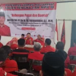 Anggota Badan Pengkajian MPR RI Mayjen TNI (p) TB Hasanuddin saat menyerap aspirasi masyarakat di DPC PDI Perjuangan Sumedang, Minggu 17 September 2023.