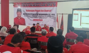 Anggota Badan Pengkajian MPR RI Mayjen TNI (p) TB Hasanuddin saat menyerap aspirasi masyarakat di DPC PDI Perjuangan Sumedang, Minggu 17 September 2023.