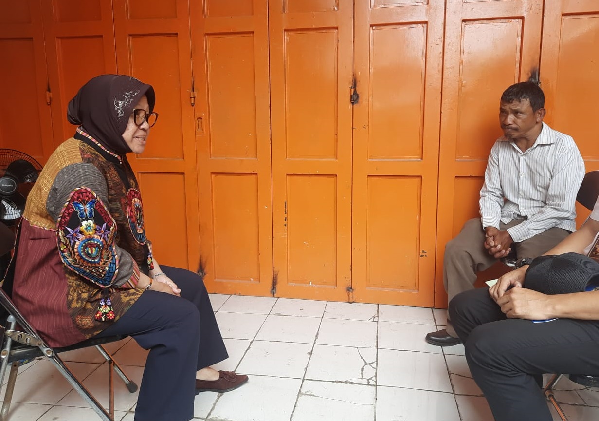 Menteri Risma saat mengunjungi salah seorang warga pengidap stroke bernama Jotua Sinurat, di Jalan Rancakusuma, Cisaranten Kulon, Arcamanik, Kota Bandung, Rabu 20 September 2023.