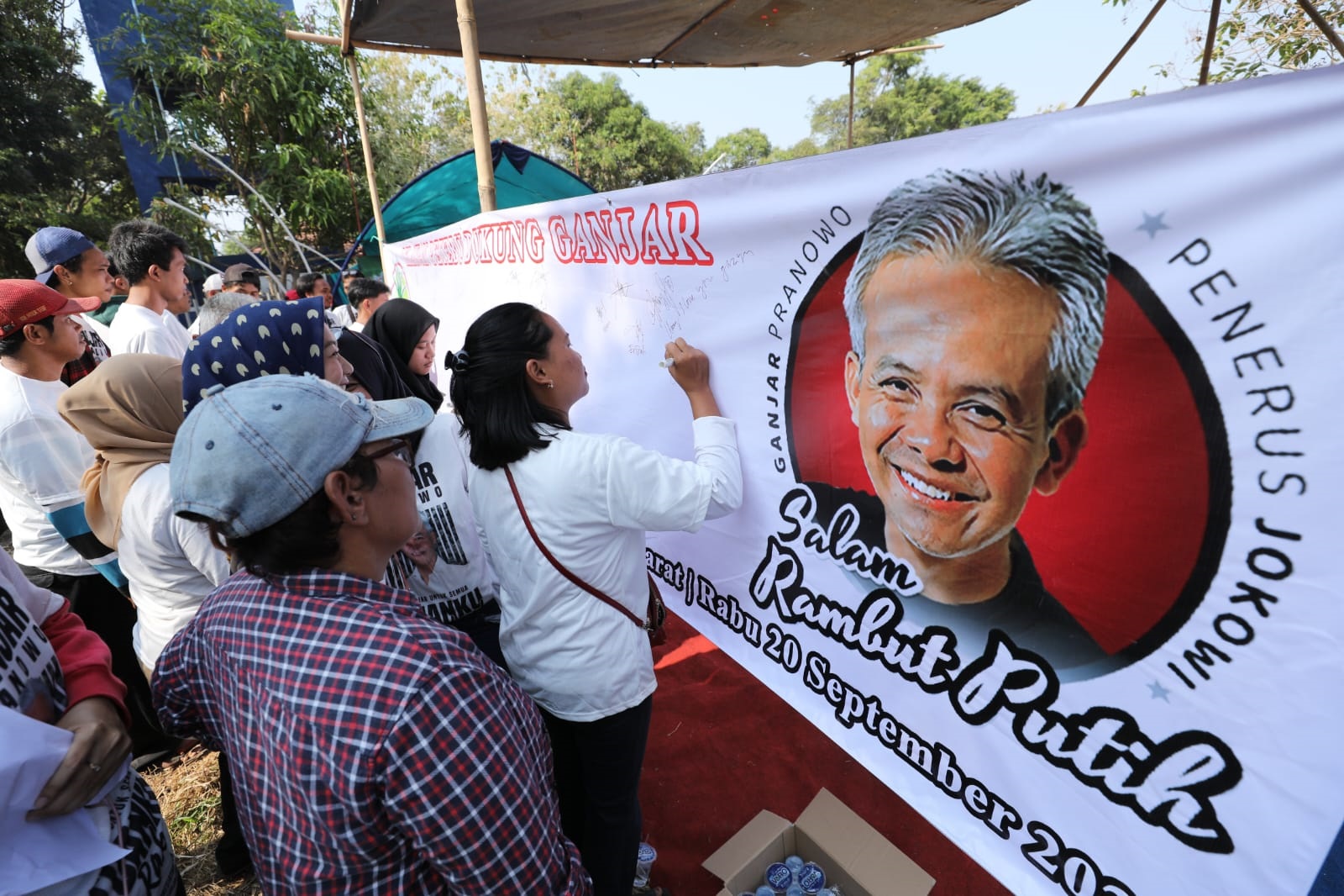 Para seniman Sunda dan warga Subang mengumpulkan tanda tangan di sebuah banner sebagai bentuk dukungan Ganjar Pranowo Presiden 2024.