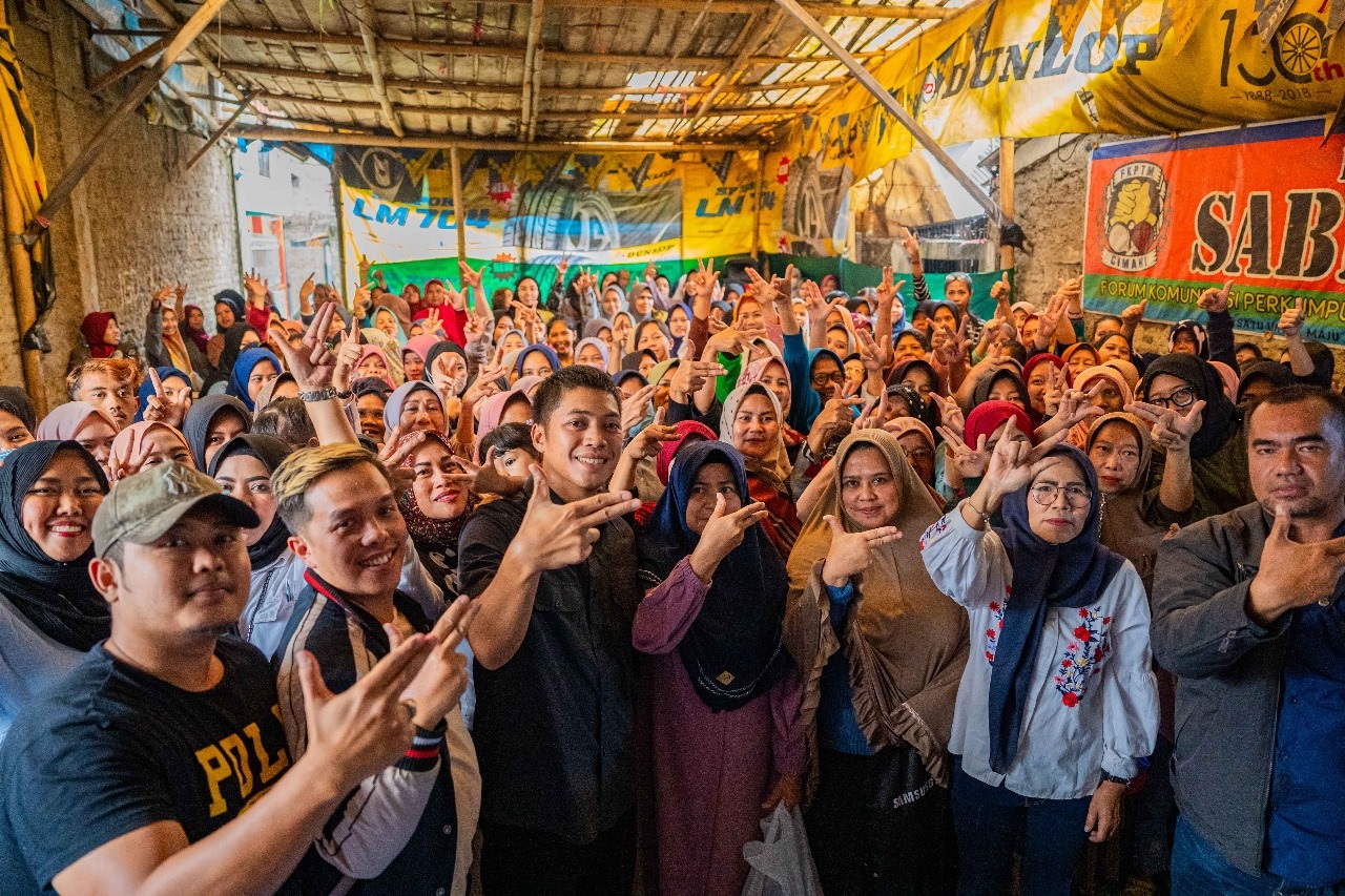 Caleg DPR RI dari PAN Rasyid Rajasa, foto bersama warga Kota Bandung, Kamis (21/9/2023).