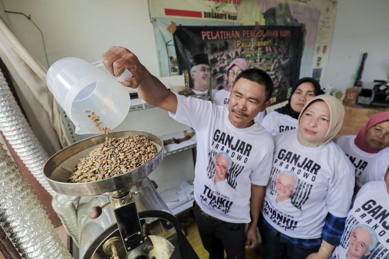 Sukarelawan Ganjar Sejati mengadakan pelatihan olah kopi pasca-panen di Kampung Binong, Desa Suntenjaya, Kecamatan Lembang, Kabupaten Bandung Barat, Jawa Barat.