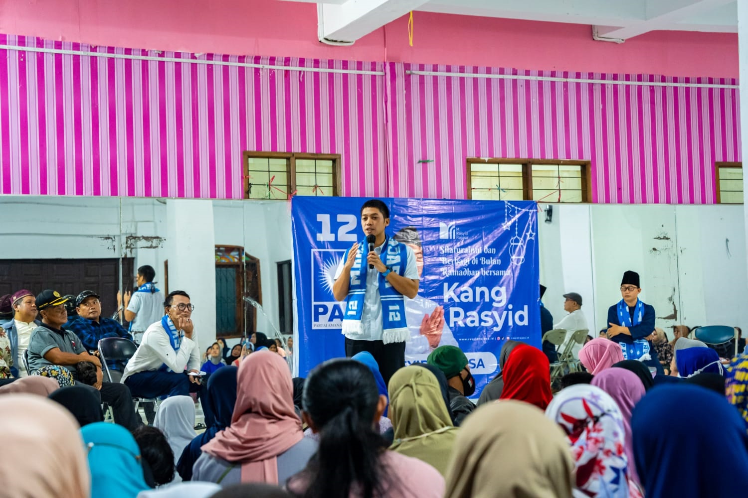 Caleg DPR RI Dapil I Jawa Barat dari PAN Rasyid Rajasa saat berinteraksi dengan warga Kota Bandung dan Kota Cimahi. 