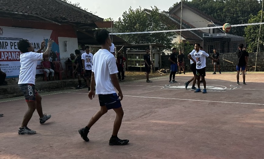 Sukarelawan Ganjar Muda Padjajaran (GMP) melakukan renovasi sekaligus meresmikan lapangan voli yang berada di Desa Neglasari, Jalan Dr. Husein kartasasmita, Kecamatan Banjar, Kota Banjar, Jawa Barat.