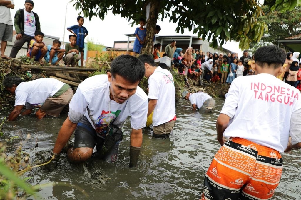 Sukarelawan Ganjar Sejati saat acara bertema ‘Ngobeng Lauk’ di Jalan Leuwianyar, RT.003 /RW.021, Sukamanah, Cipedes, Kota Tasikmalaya, Jabar, Minggu 17 September 2023.