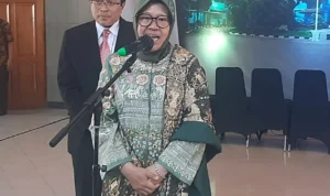 Menteri Sosial Tri Rismaharini saat memberikan penjelasan mengenai saingan global bagi wisudawan mahasiswa Poltekesos Bandung, Rabu 20 September 2023.