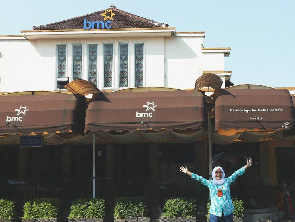 BERDIRI MEGAH: Mahasiswa menolak penggunaan Gedung Bandoengsche Melk Centrale (BMC), Jalan Aceh Kota Bandung untuk kepentingan politik.