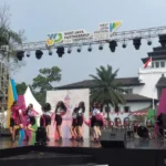 K-Pop Cover Dance di Gedung Sate Jadi Perhatian Muda Mudi