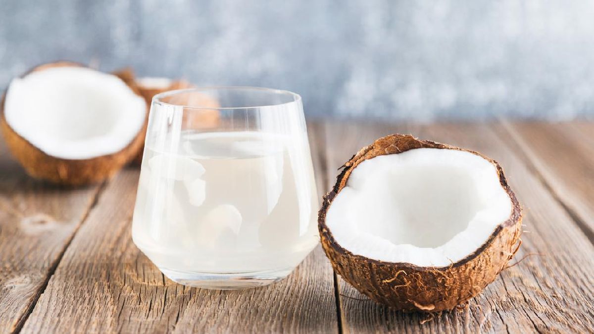 Manfaat air kelapa adalah minuman yang telah lama dikenal dan populer di masyarakat Indonesia. Rasanya yang segar dan kaya akan nutrisi membuatnya menjadi pilihan yang baik.